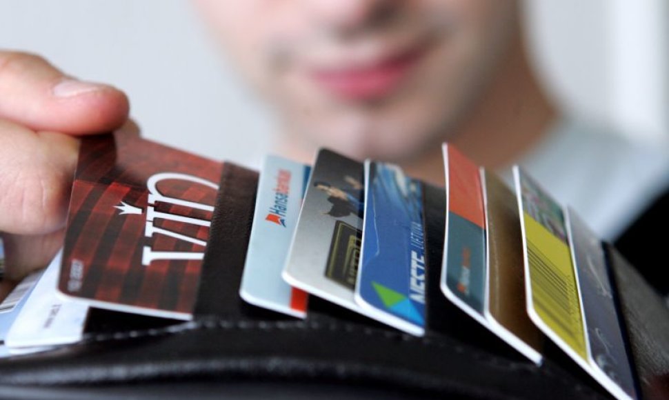 Sukčiai rado naują apgaudinėjimo būdą – iš patiklių žmonių perka bankų korteles. 