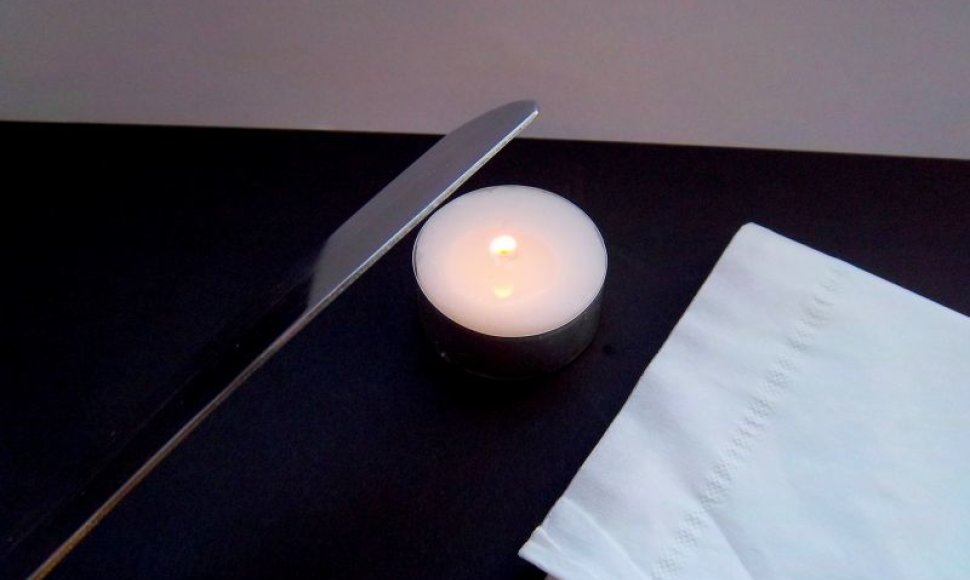 Naudojamą metalinį įrankį įkaitinkite virš žvakės liepsnos