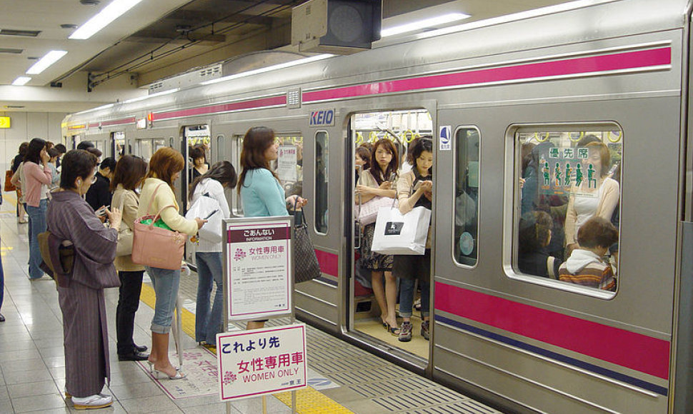 Moterims skirtas metro vagonas Japonijoje