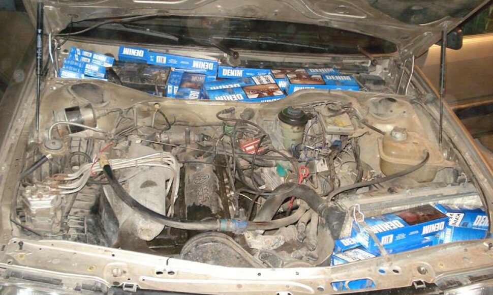 „Audi 100“, prikimštas cigarečių kontrabandos