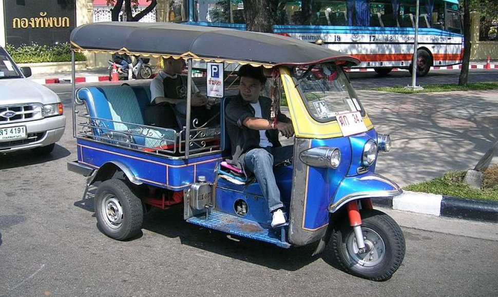 Motorinė rikša, kitaip dar vadinama „tuktuku“