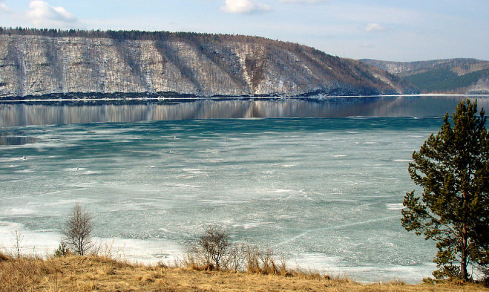 Baikalo ežeras žiemą – nepaprasta kelionė į ledo karalystę