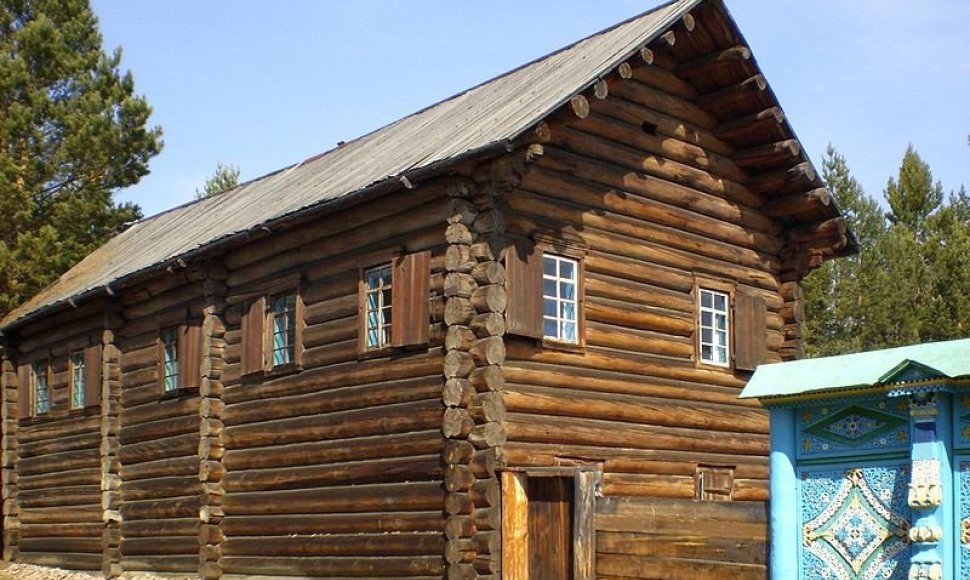 XIX a. II p. etnografinis rusų valstiečių namas ant negyvenamo paklėčio. Užbaikalės tautų etnografinis muziejus. 