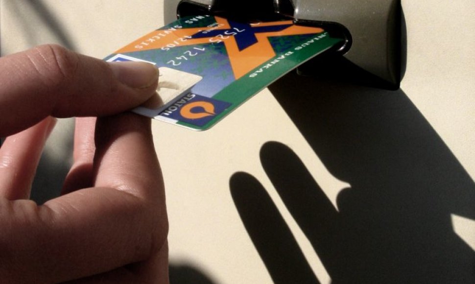 Sukčiai rado naują apgaudinėjimo būdą – iš patiklių žmonių perka bankų korteles. 