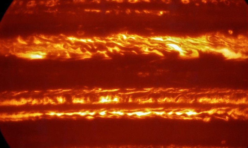 Naujos ESA nuotraukos byloja, kad Jupiterio atmosferoje vyksta kažkas keisto 