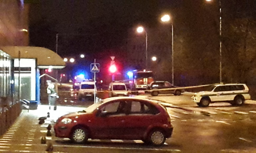 Naktį policija ieškojo sprogmenų parduotuvėje „Maxima“ sostinės Mindaugo g. 2015 m. vasario 01 d. 