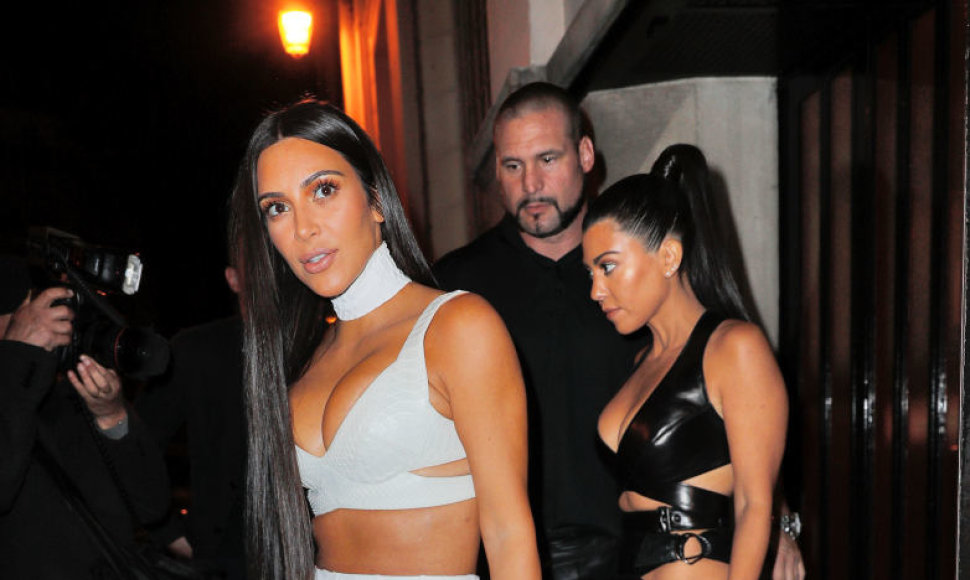 Kim Kardashian su seserimi Kourtney Kardashian išeina iš restorano, kelios valandos prieš užpuolimą