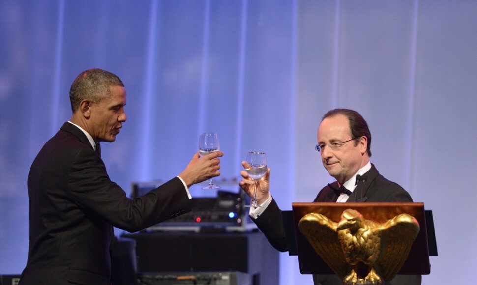 Sakydamas tostą svečio garbei, B.Obama parei&scaron;kė Vive La France, Dieve, laimink Ameriką, ir tegyvuoja aljansas tarp mūsų didžių valstybių.