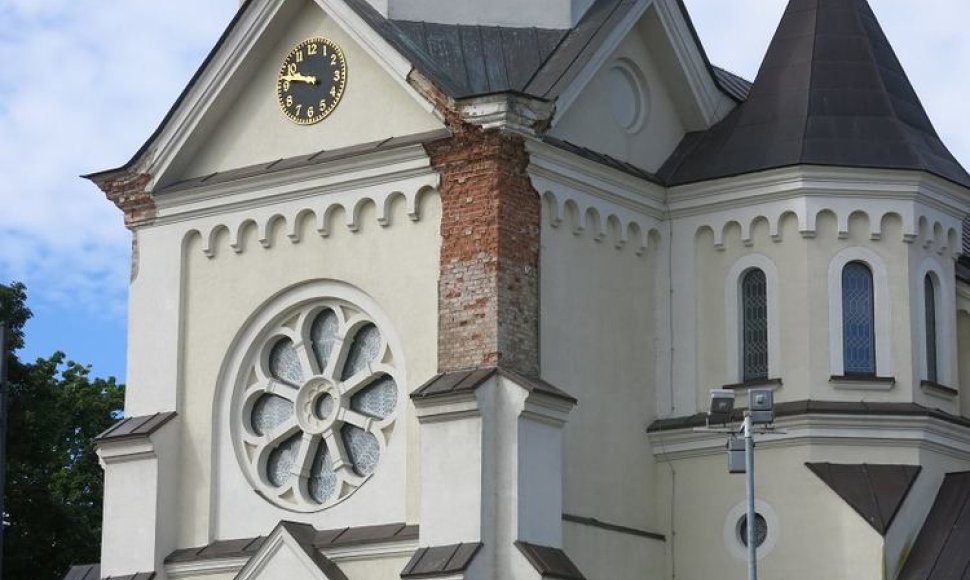 Klebonas Vytautas Gedvainis žada, kad bažnyčios fasadas bus suremontuotas jau šį mėnesį