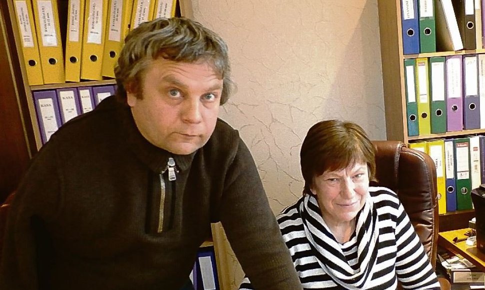 „Pienininkų“ kooperatyvo direktorius Vygintas Dragūnas ir buhalterė Augenija Janušauskienė.