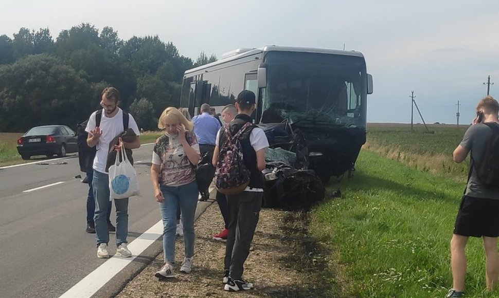 Kelyje Prienai–Jieznas į autobusą įsirėžus automobiliui, žuvo jo vairuotojas