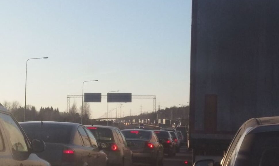 Spūstis ties avarijos vieta Islandijos plente