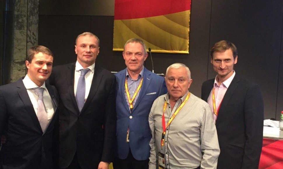 ŠPF viceprezidentai A.Zadneprovskis ir V.Polujanskas, generalinis sekretorius V.Kalininas ir E.Krungolcas su Europos šiuolaikinės penkiakovės federacijos prezidentu, Sidnėjaus olimpiniu čempionu D.Svatkovskiu.