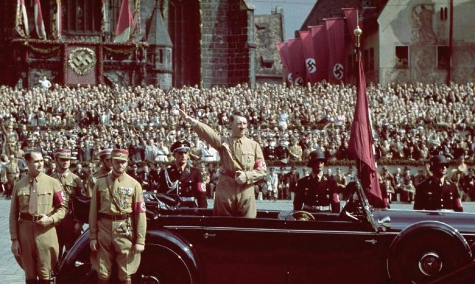 Adolfas Hitleris vežamas „Mercedes-Benz“ kabrioletu