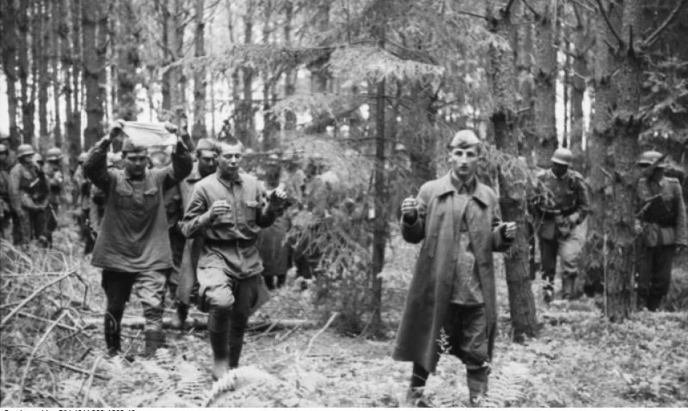 Į nelaisvę pasiduodantys sovietų kariai. 1941 m. birželis–liepa