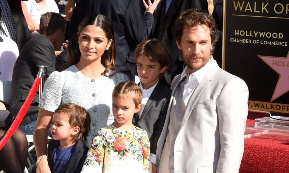 Matthew McConaughey su žmona Camila Alves ir vaikais