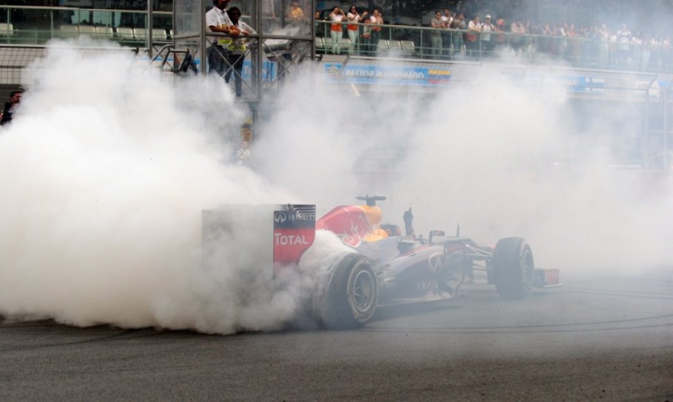 Sebastianas Vettelis džiaugiasi pergale starto-finišo tiesiojoje