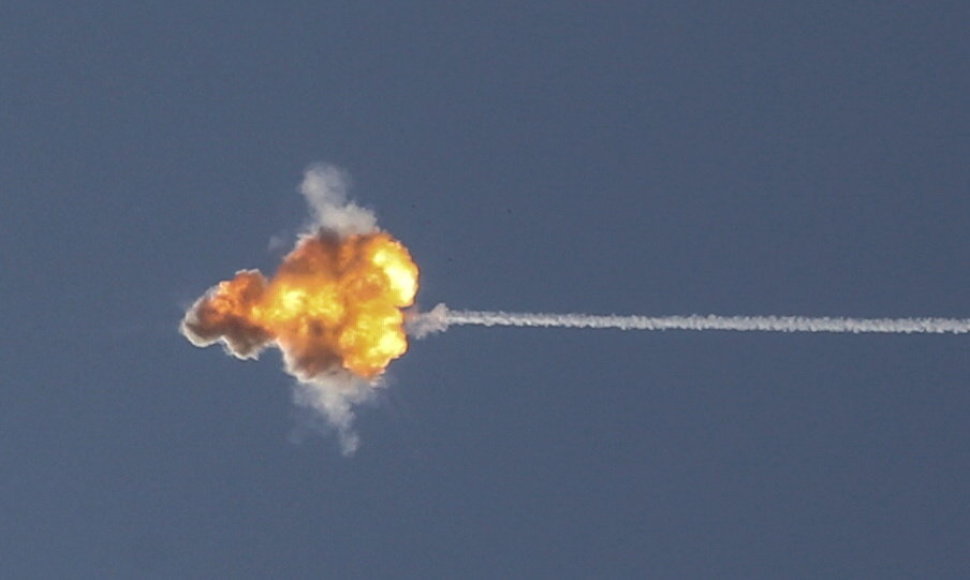 Izraelio „Geležinio kupolo“ raketa numuša iš Gazos Ruožo paleistą teroristų raketą.