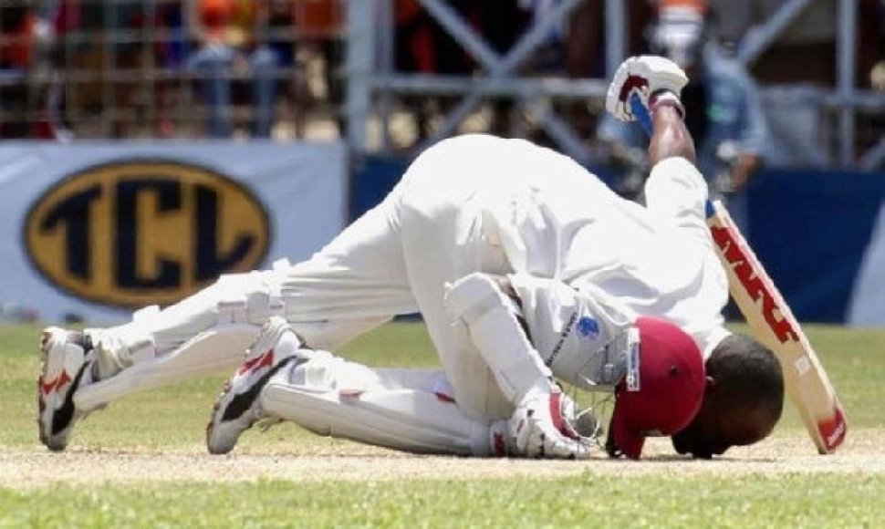 Vest Indijos sportininkas Brianas Lara bučiuoja pitchą po pasiekto rekordo – 400 „perbėgimų“ per vieną mačą 