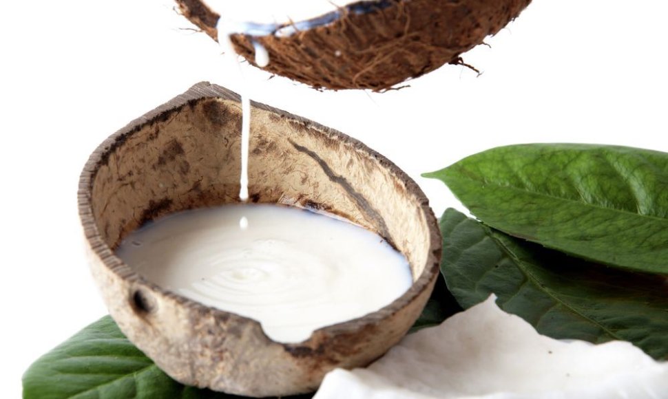 Iš kokosų minkštimo išspaustas saldaus skonio kokosų pienas plačiai vartojamas Rytų kraštų ir vegetariškoje virtuvėje.