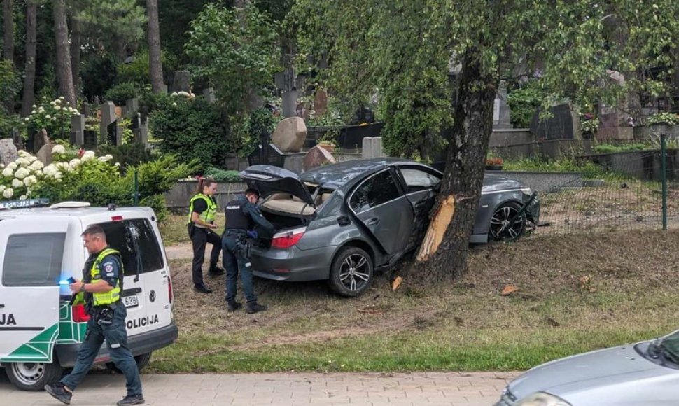 Vilniuje automobilis įlėkė į kapinių tvorą