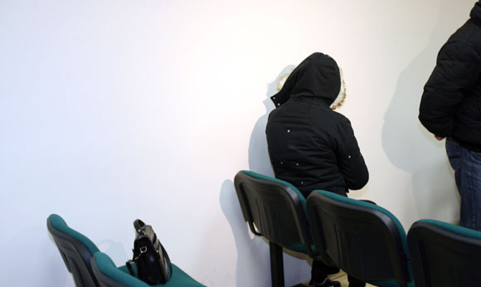 E.Lardongaitė kaip įmanydama slėpė savo veidą