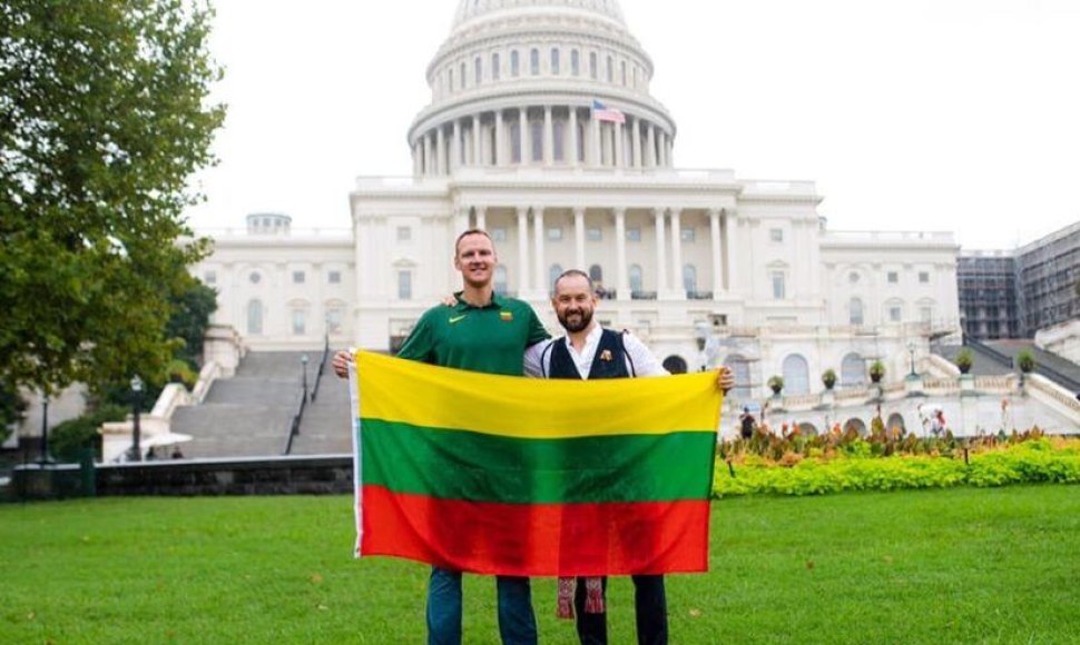 Rimvydas Baltaduonis su kolega iš Vašingtono lietuvių profesionalų klubo valdybos Valdu Siručiu per Baltijos kelio 30-čio minėjimą prie JAV Kongreso rūmų.