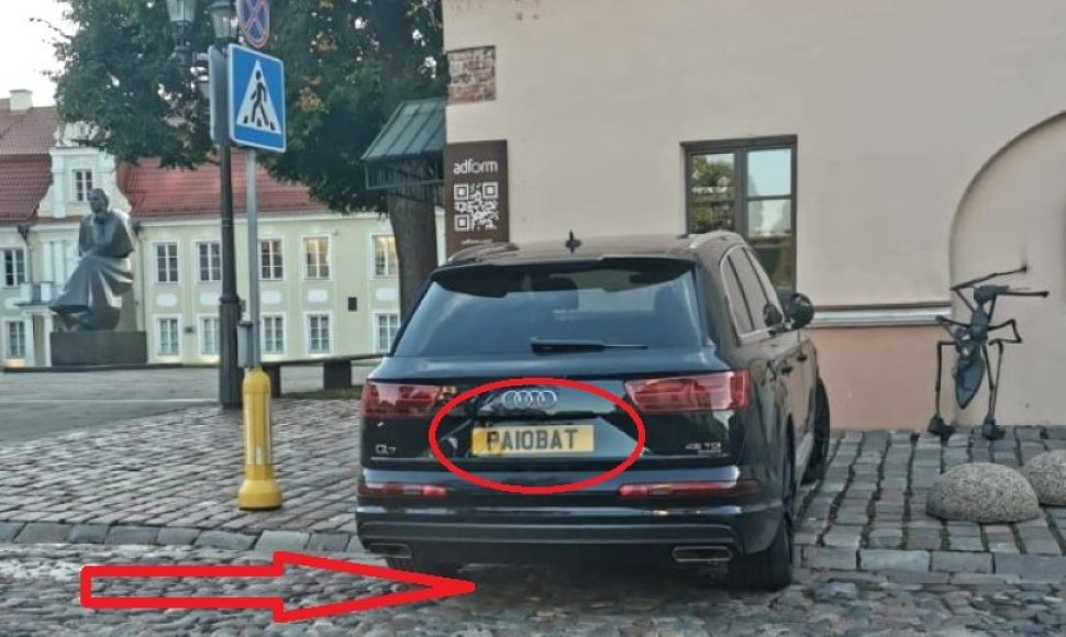 Emigranto Audi su dviprasmiškais registracijos numeriais