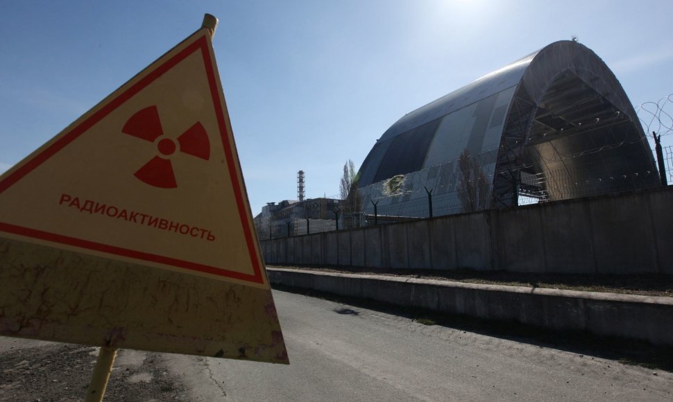 Montuojamas naujas Černobylio reaktoriaus apsauginis gaubtas