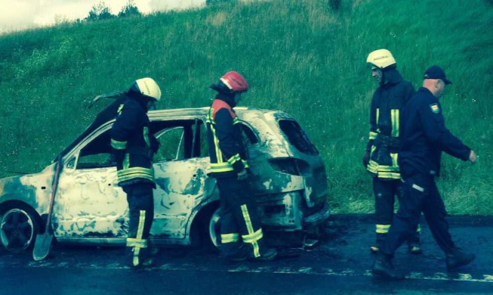 Magistralėje Kaunas - Klaipėda antradienio popietę degė lengvasis automobilis