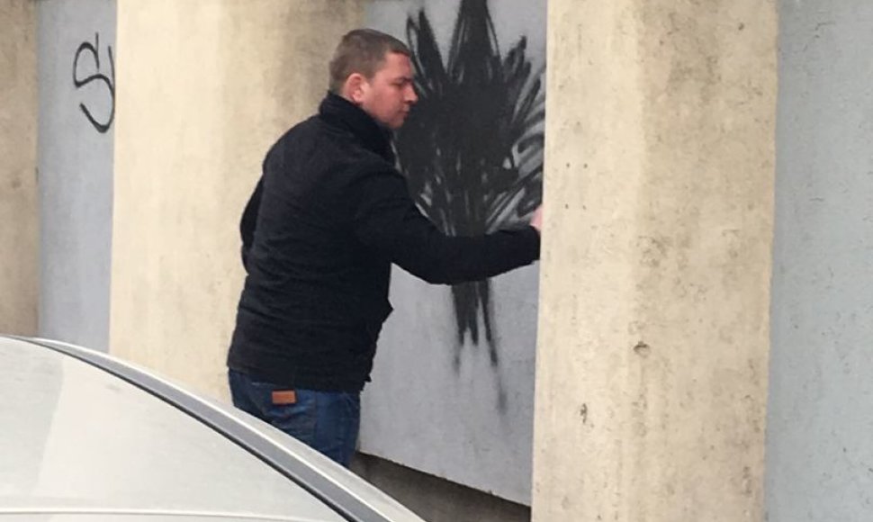 Vilniuje ant sienos piešiantis vyras