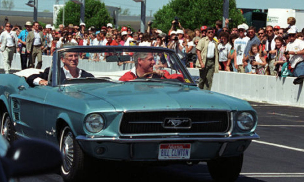 Billas Clintonas vairuoja „Ford Mustang“