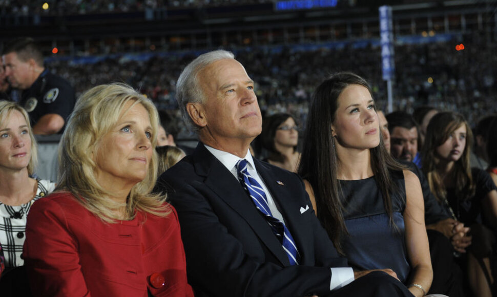 JAV viceprezidentas Joe Bidenas su žmona Jill (kairėje) ir dukra Ashley (de&scaron;inėje)