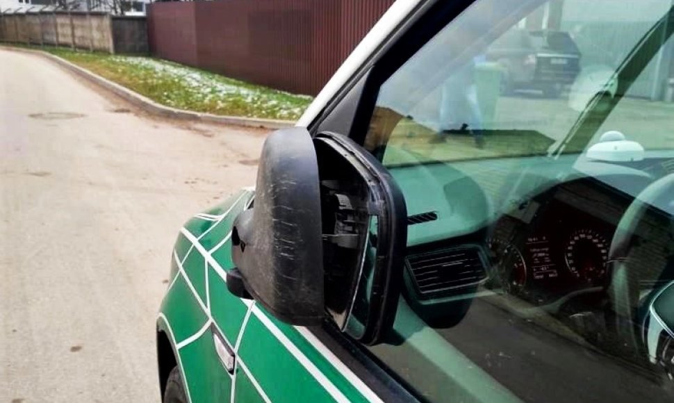 Girtas paspirtukininkas važiavo tol, kol rėžėsi į policijos automobilį