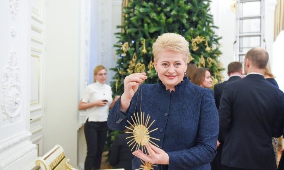 Dalia Grybauskaitė papuošė Kalėdų eglę