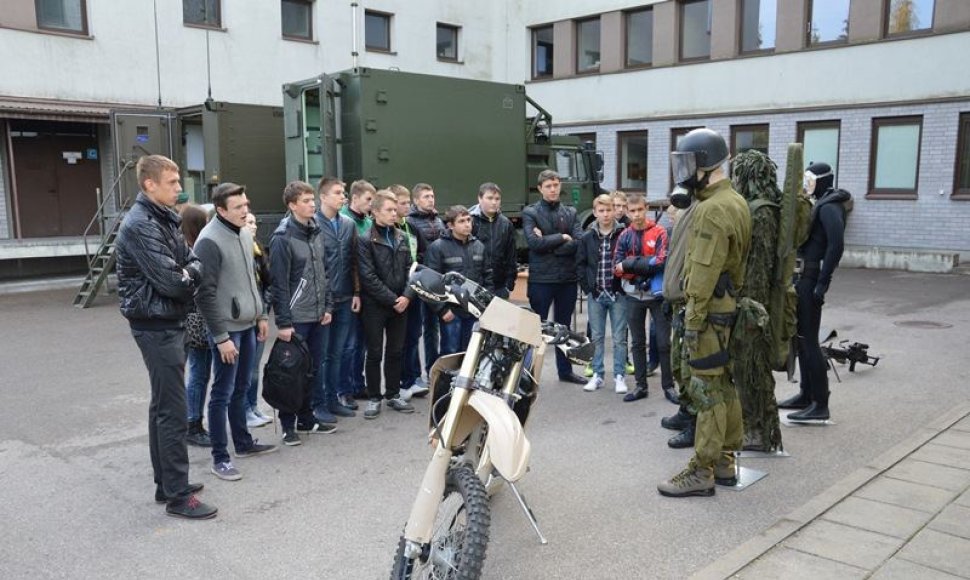 Vyresniųjų klasių moksleiviai kviečiami į pilietiškumo pamokas Lietuvos kariuomenės daliniuose