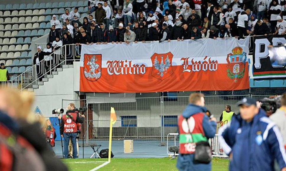Lenkų futbolo sirgalių iškeltas plakatas Kijevo stadione