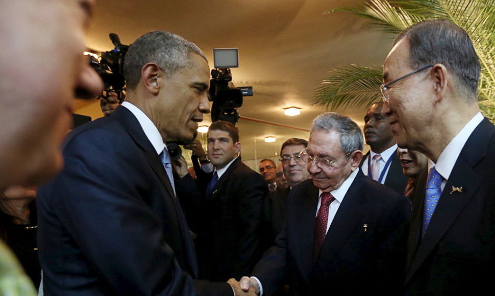 Barackas Obama ir Raulis Catro paspaudė vienas kitam ranką.