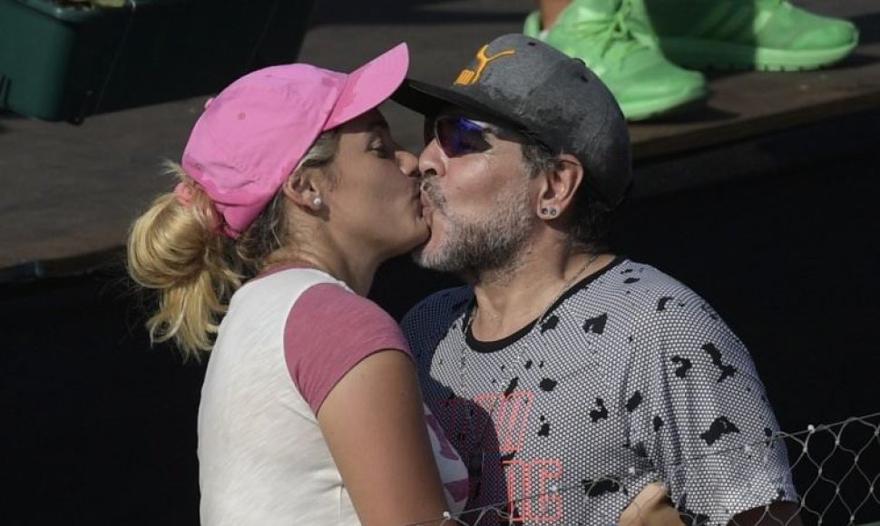 Diego Maradona su savo mergina