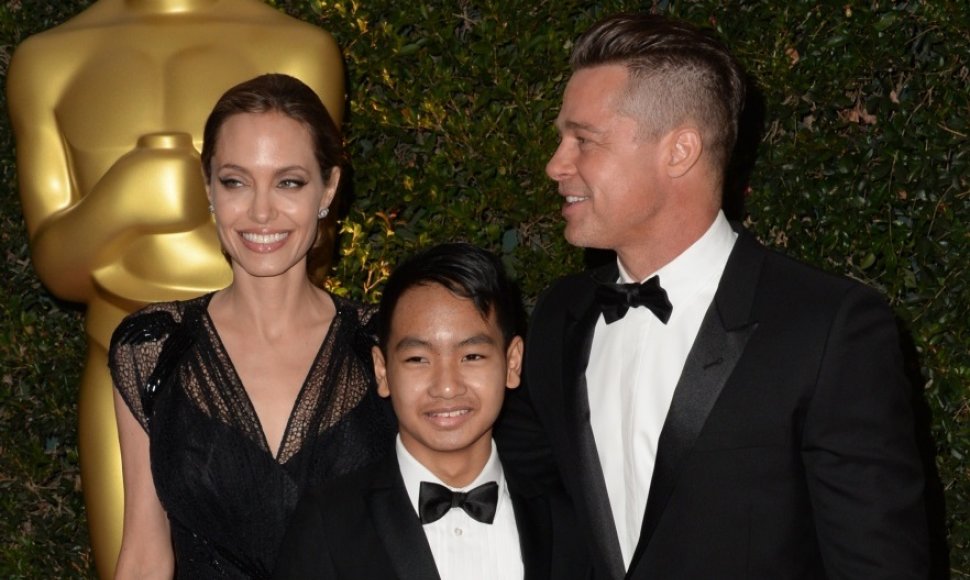 Bradas Pittas ir Angelina Jolie su sūnumi Maddoxu
