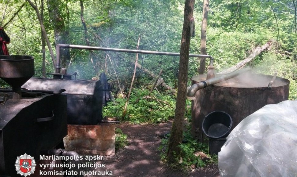 Marijampolės apskrities vyriausiojo policijos komisariato pareigūnai aptiko aparatą naminei degtinei gaminti bei 6 litrus skysčio, kurio kvapas būdingas naminei degtinei.