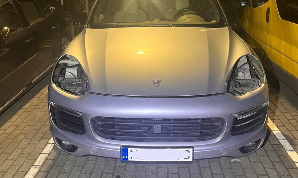 Palangoje vagys paliko „Porsche“ be lempų