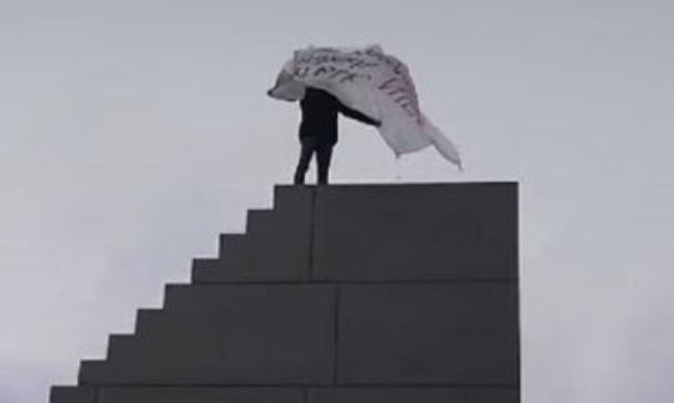 Var&scaron;uvoje vyras sutrikdė prezidento lėktuvo katastrofos aukų pagerbimo ceremoniją