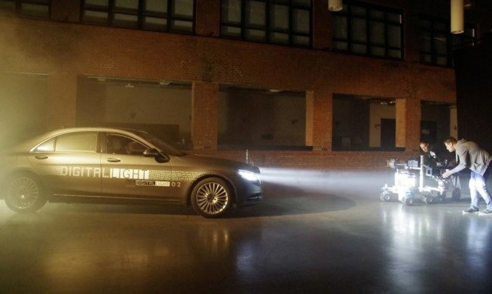 Naujieji „Mercedes-Benz“ žibintai ant kelio pateiks naudingos informacijos. 