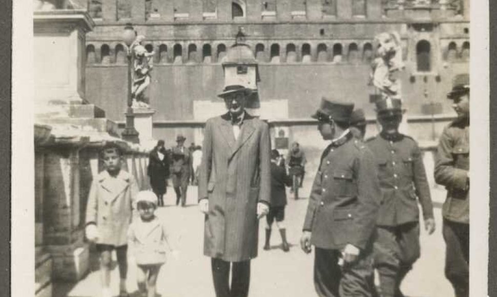 Stasys Lozoraitis su sūnumis Stasiu ir Kaziu šalia Šv. Angelo pilies, 1932m.