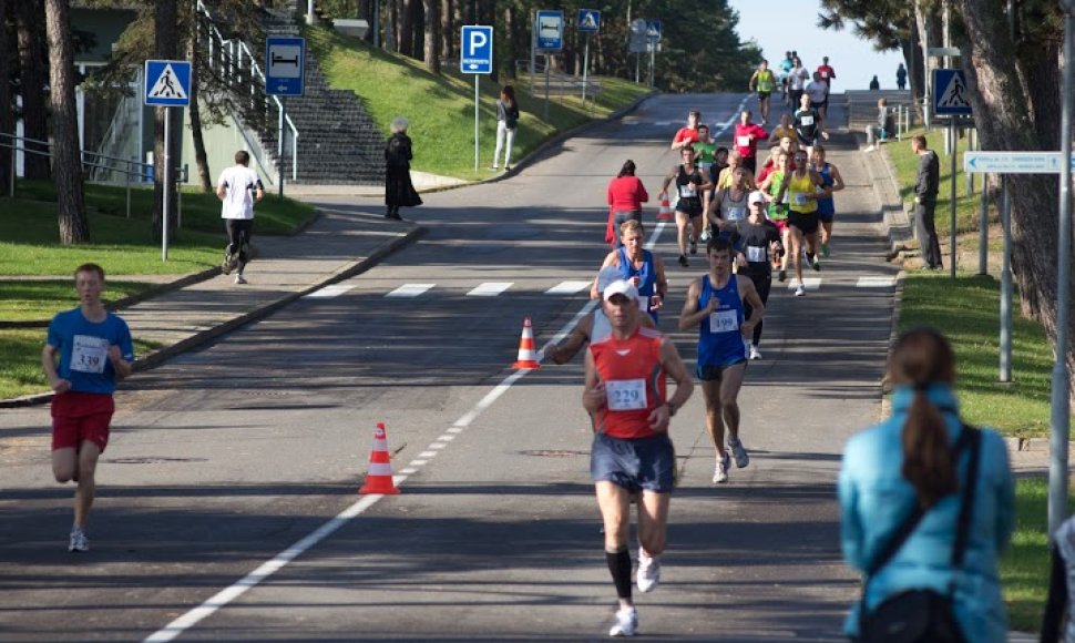 Artėjantį savaitgalį bėgikai išbandys jėgas Nidos pusės maratono bėgime. 