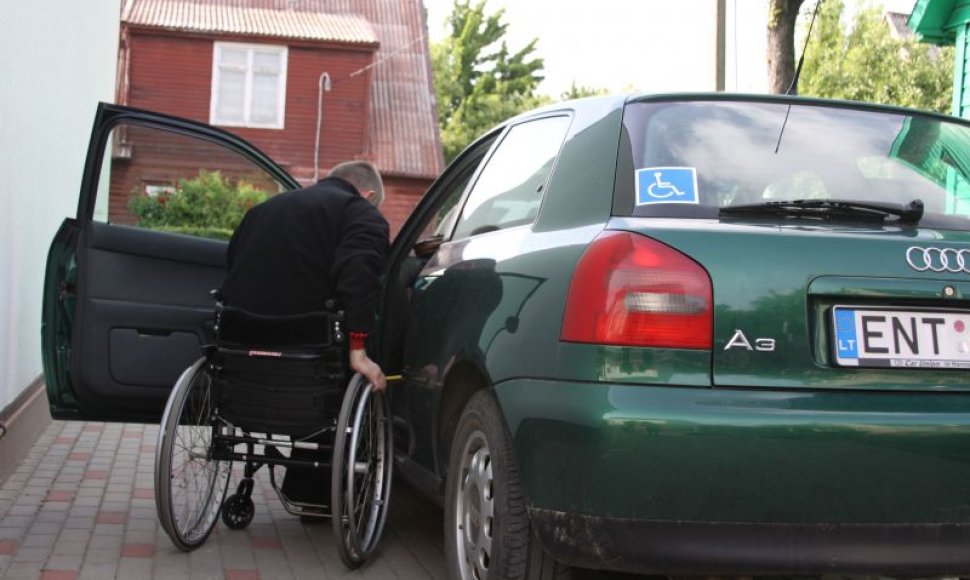 Judėjimo negalią turintis E.Zubavičius iš automobilio išlipti pats negali.