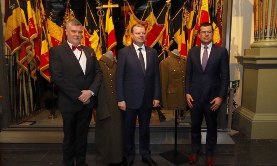 Saulius Skvernelis Belgijos muziejui dovanojo tarpukario Lietuvos karinių uniformų