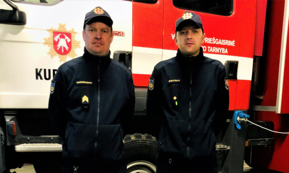 Kupiškio PGT ugniagesiai gelbėtojai A.Ramanauskas (kairėje) ir T.Buitvydas.