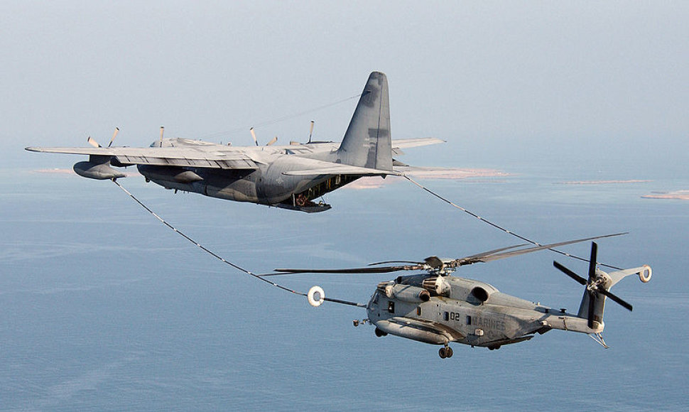 Sunkusis sraigtasparnis CH-53E „Super Stallion“ ore pasipildo degalų